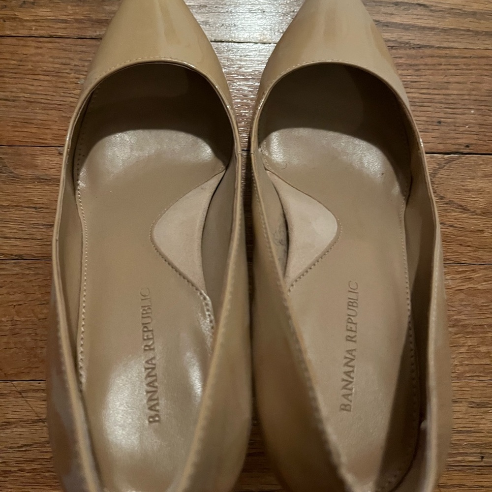 Banana Republic Nude Heels 6 1/2 few scuffs- see pictures.